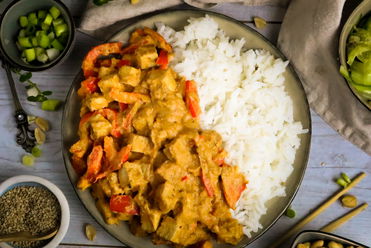 Tofu in Saté Soße mit Jasmin Reis und Gurkensalat