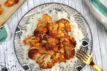 Marinierter Blumenkohl auf saftigen Jasmin Reis