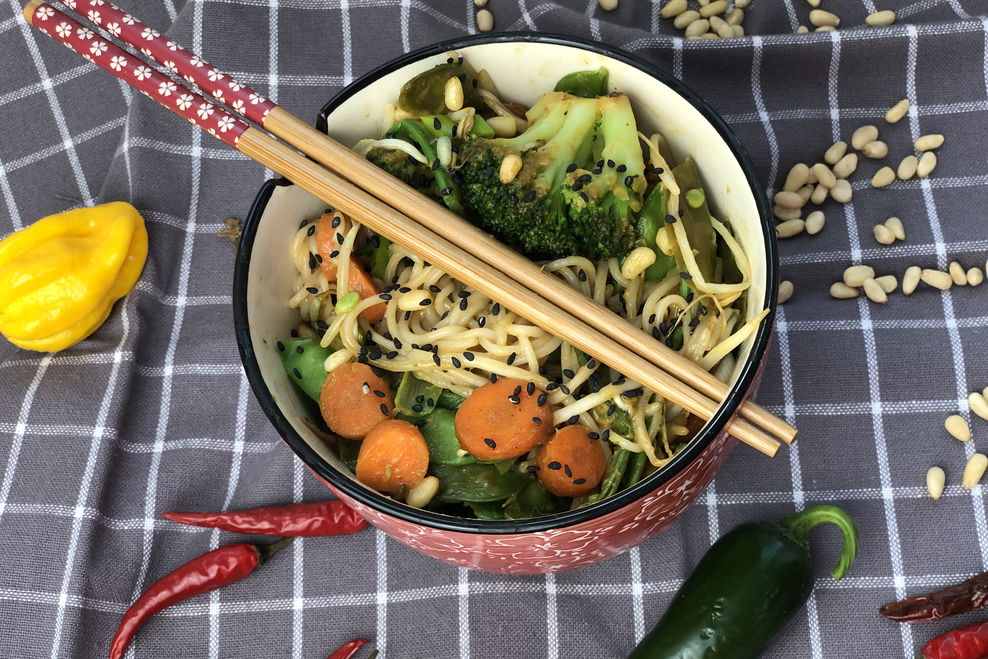 Asiatische Nudel-Gemüsepfanne