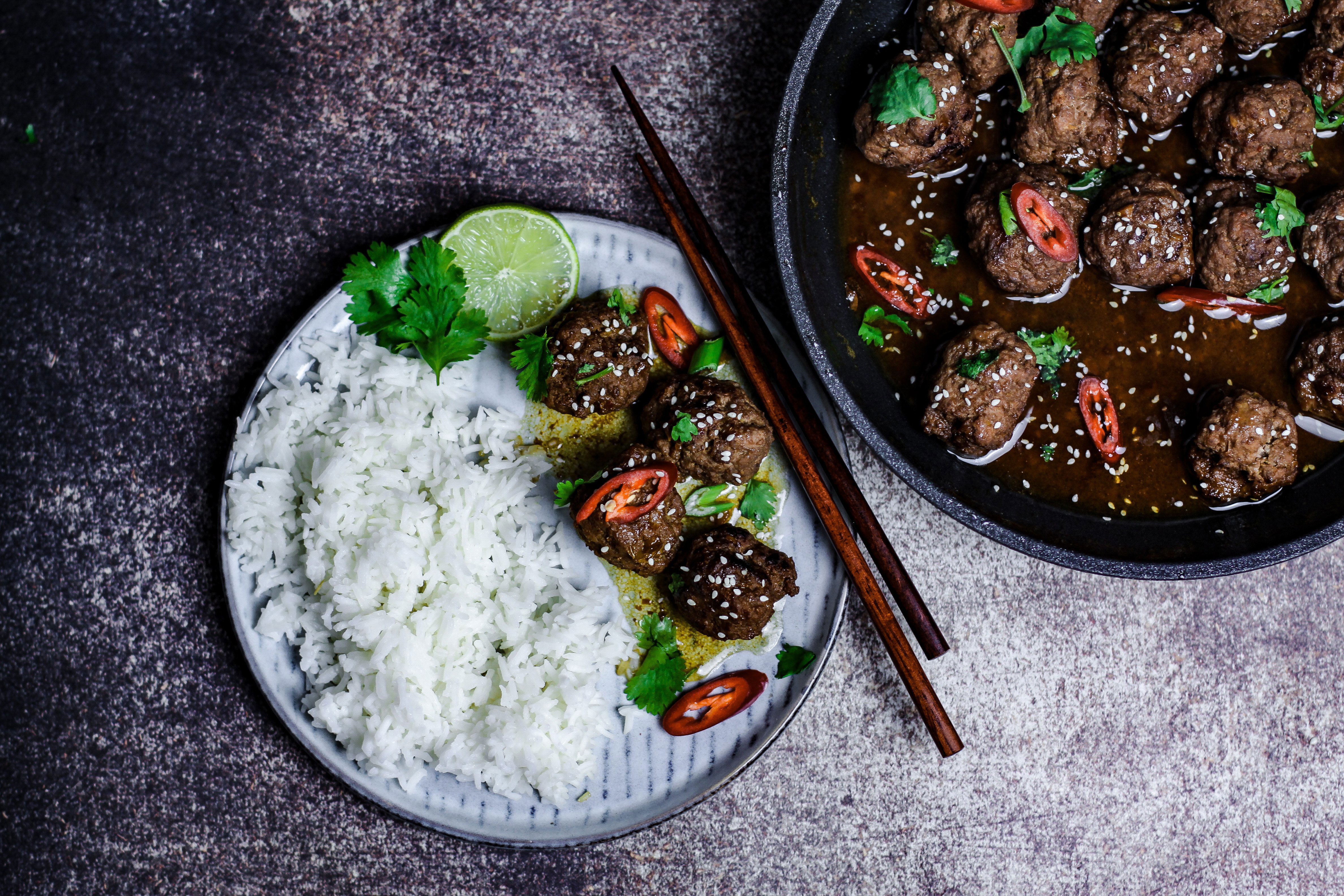Asiatische Hackbällchen mit Reis | REISHUNGER