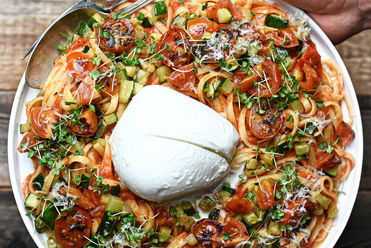 Pasta mit Tomaten-Kräuter Sauce und Burrata