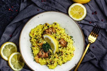 Zitronen-Kurkuma-Risotto mit Lachs