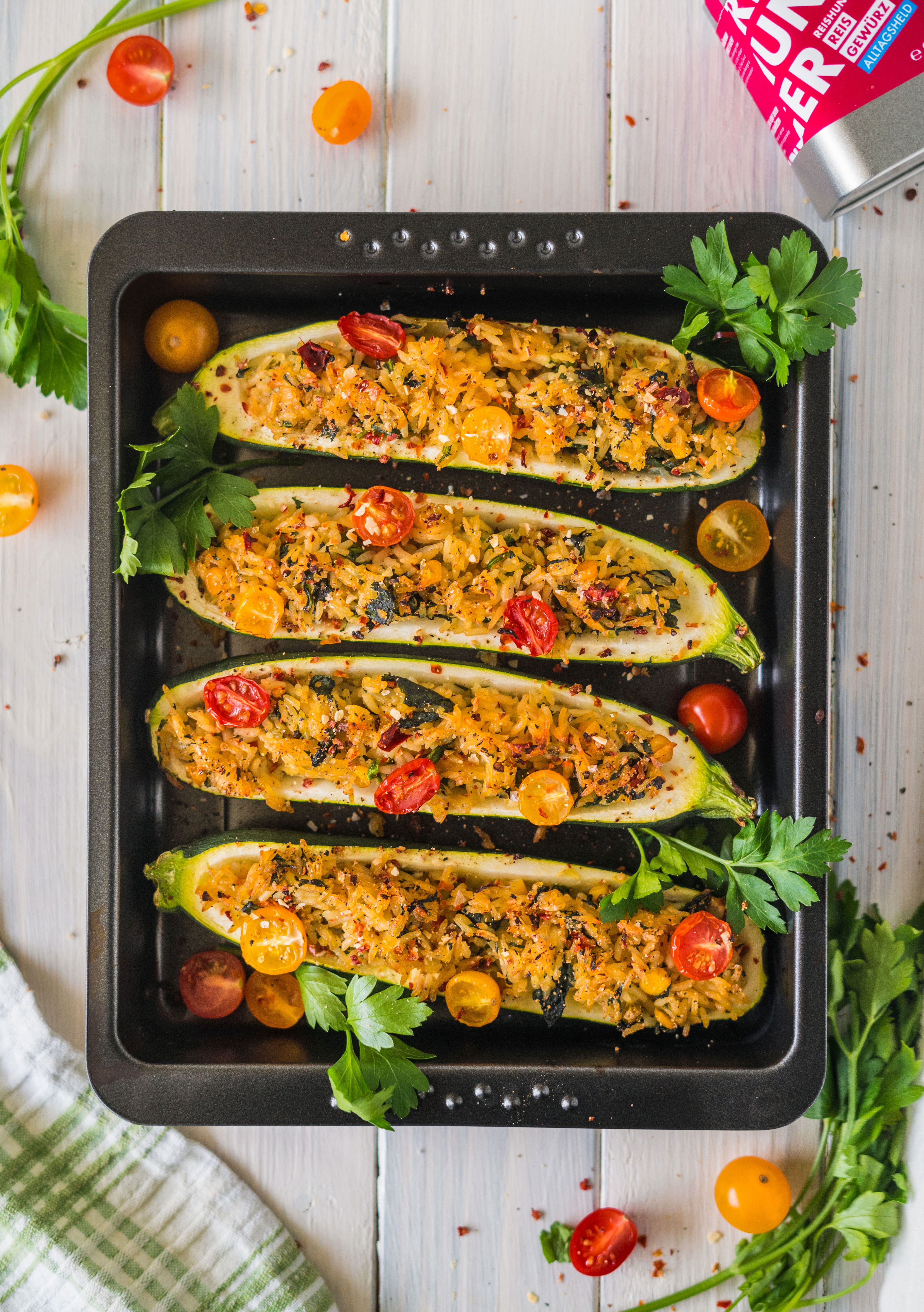 Gefüllte Zucchini mit Reis und Gemüse