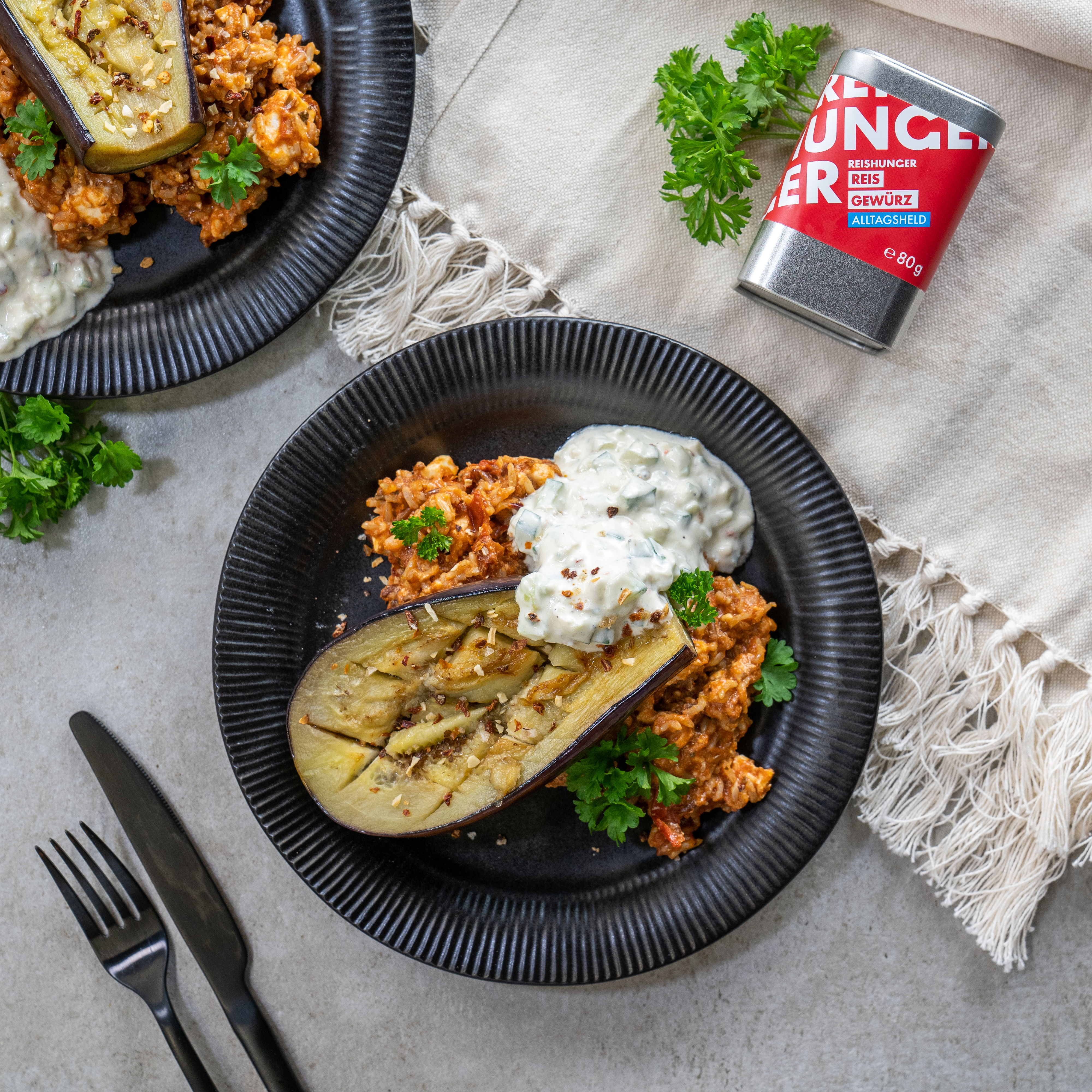 Aubergine auf Tomatenreis
