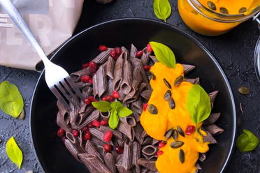 Buchweizen Reispasta mit Kürbis Sauce