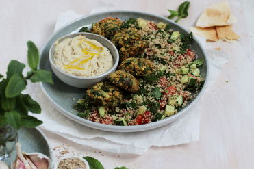 Bulgursalat mit Linsen-Falafel