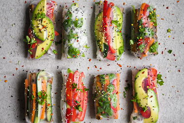 Bunte Sommerrollen mit Reisnudeln und Süß Sauer Sauce