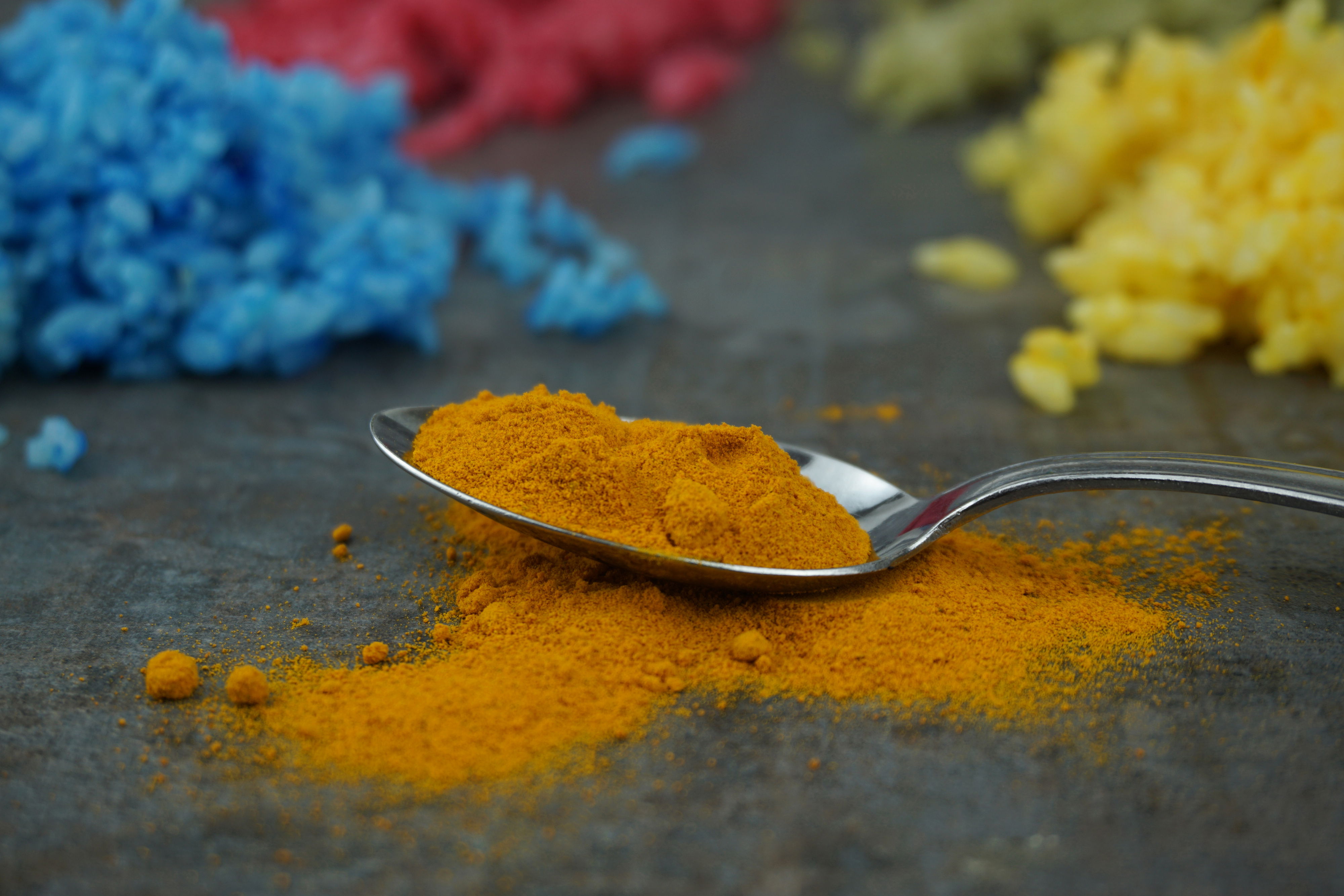 Buntes Sushi mit Sesamdip