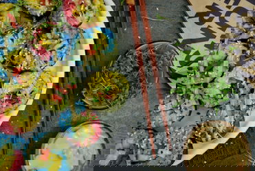 Buntes Sushi mit Sesamdip