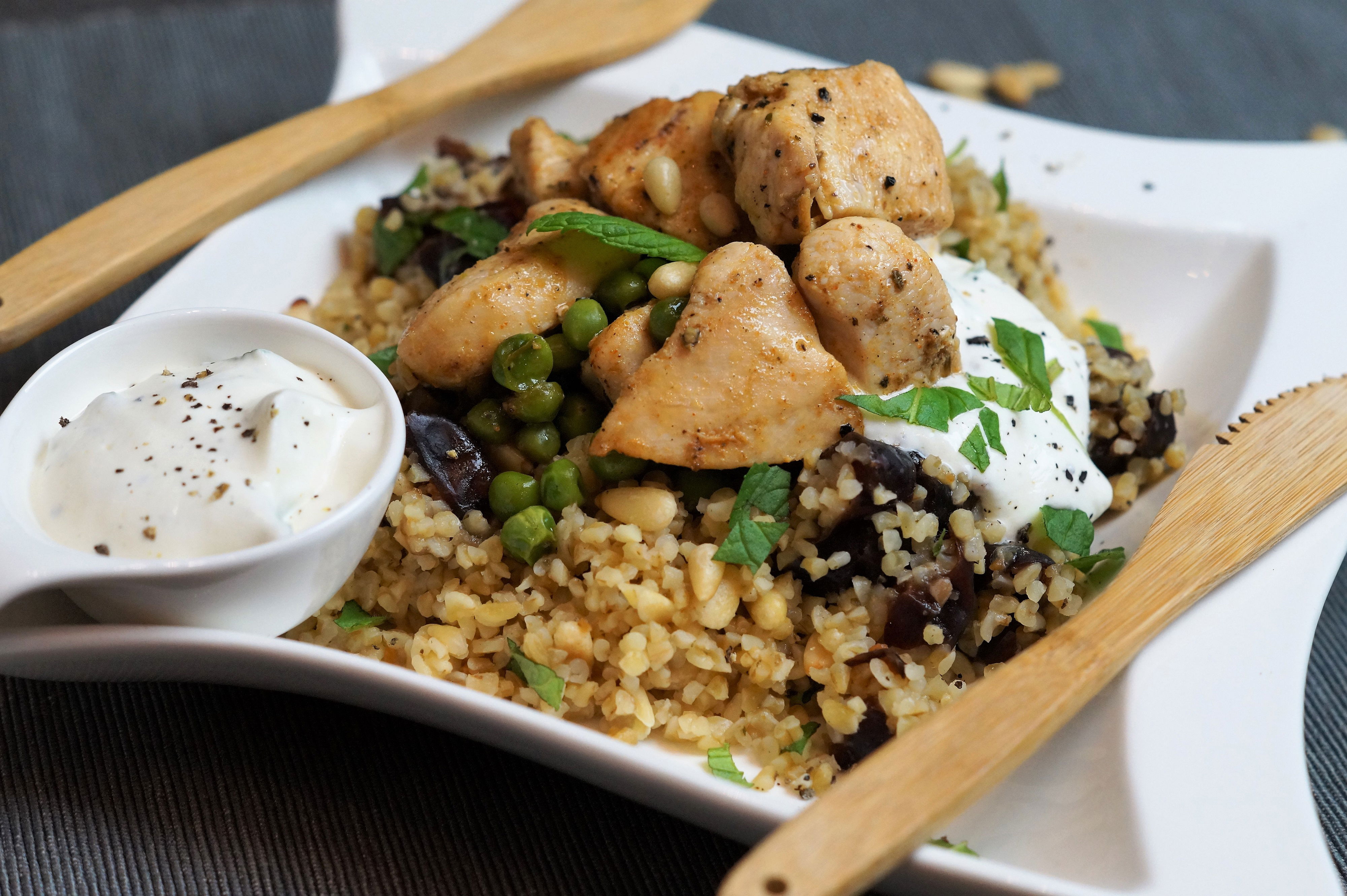 Couscous mit Datteln, Pinienkernen, Minze und Hähnchen
