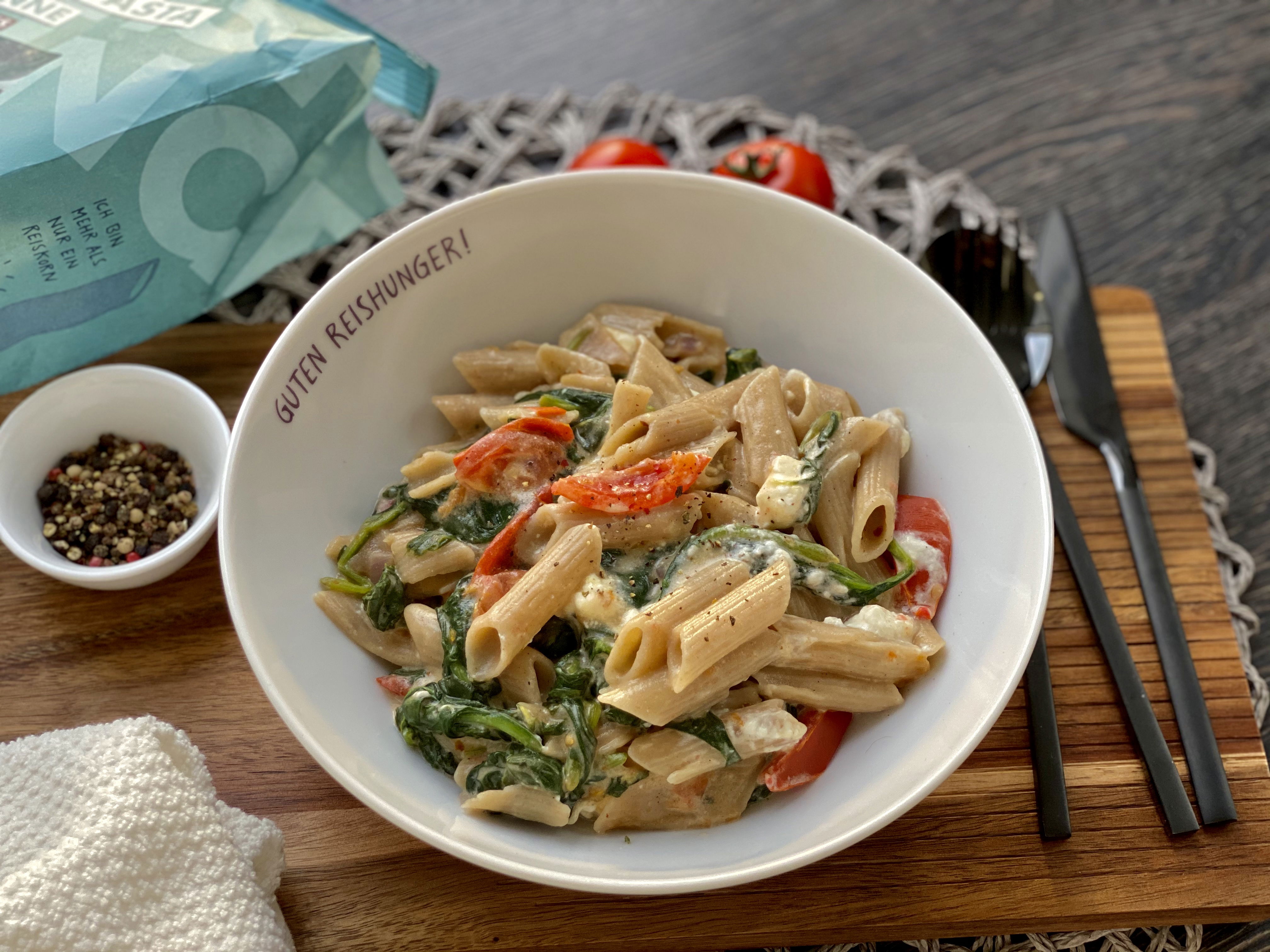 Cremige Ruckzuck-Penne mit Spinat, Tomaten und Schafskäse