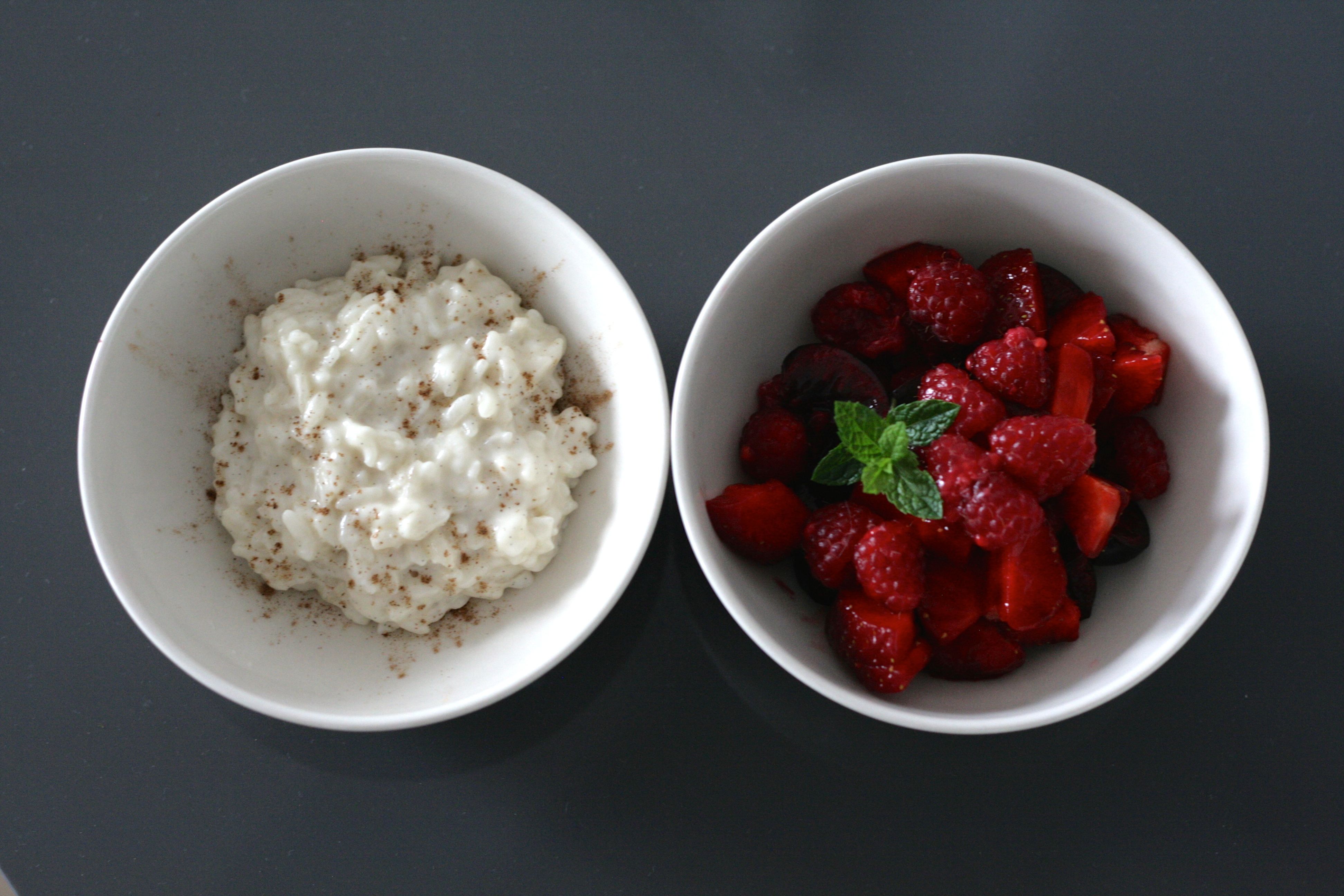 Cremiger Milchreis mit rotem Obstsalat