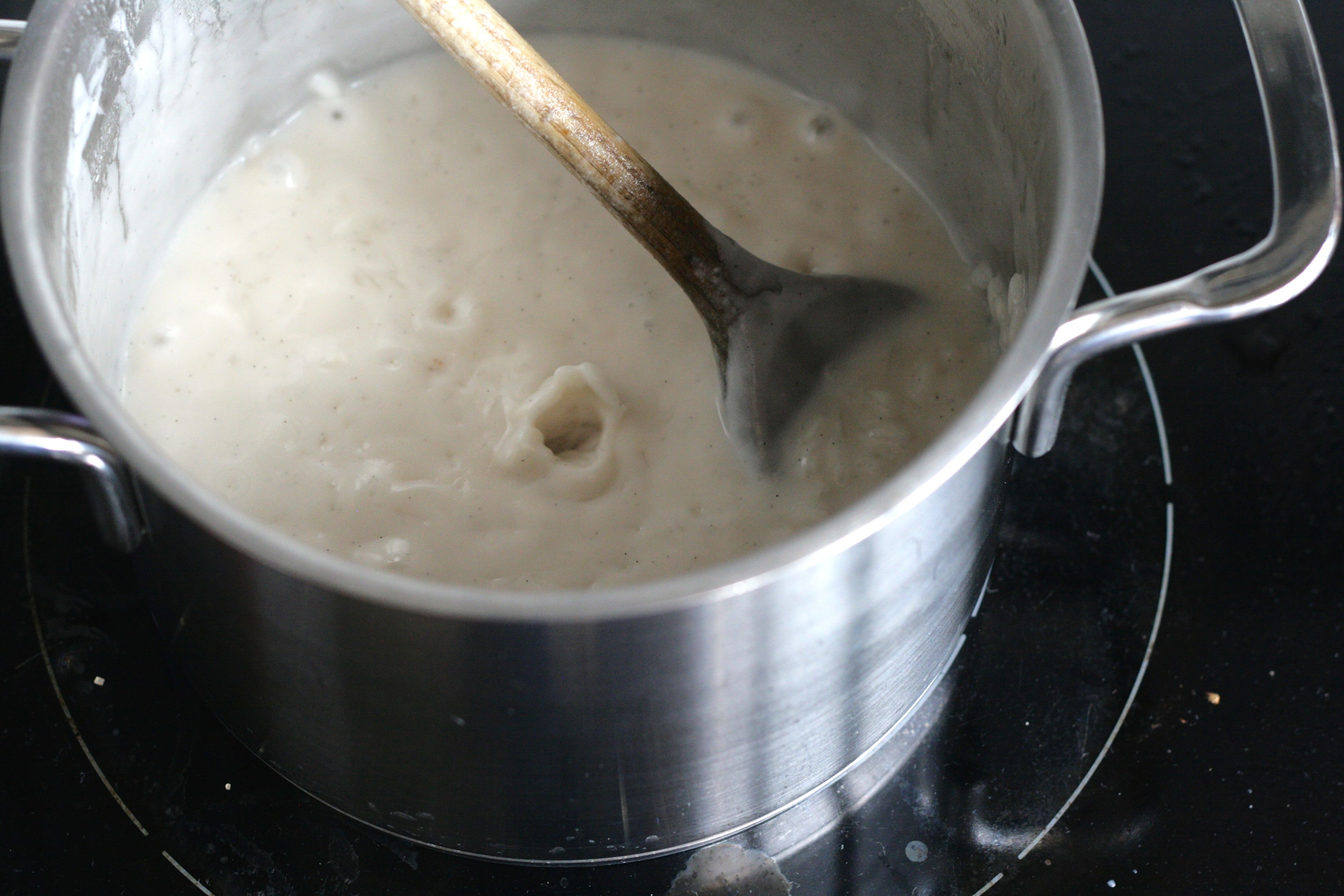 Cremiger Milchreis mit rotem Obstsalat