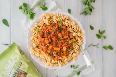 Vegane Kürbis-Linsen-Bolognese mit Reispasta