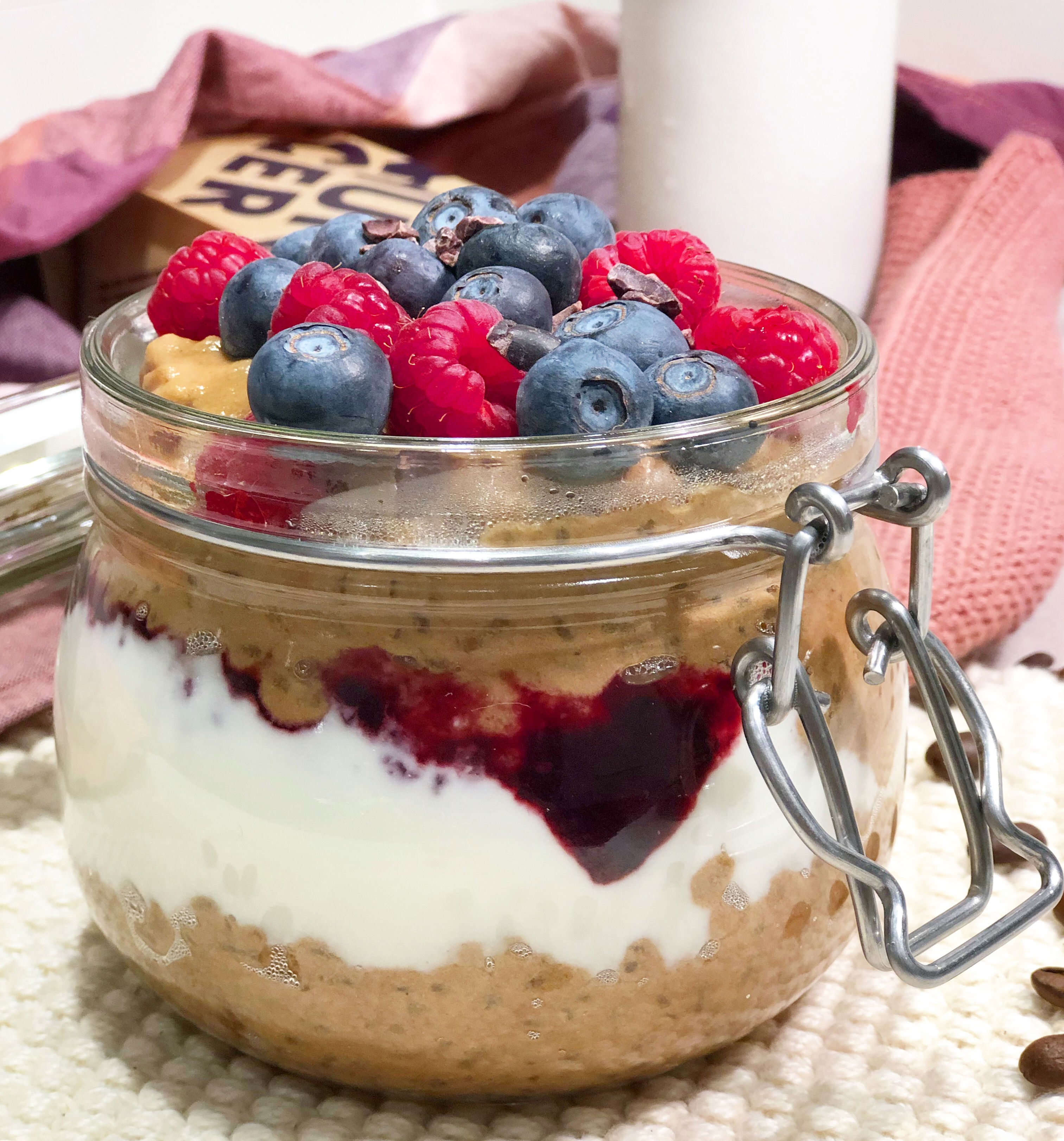 Espresso-Milchreis mit Joghurt und Beeren