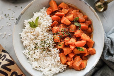 Veganes Kürbisgulasch mit Basmati Reis