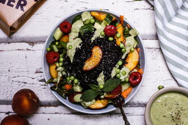 Fruchtiger Sommersalat mit schwarzem Reis