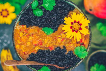 Fruchtiges Süßkartoffel-Curry mit schwarzem Reis