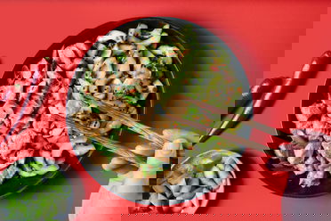 Gebackener Erdnuss Tofu mit Chili Gurkensalat