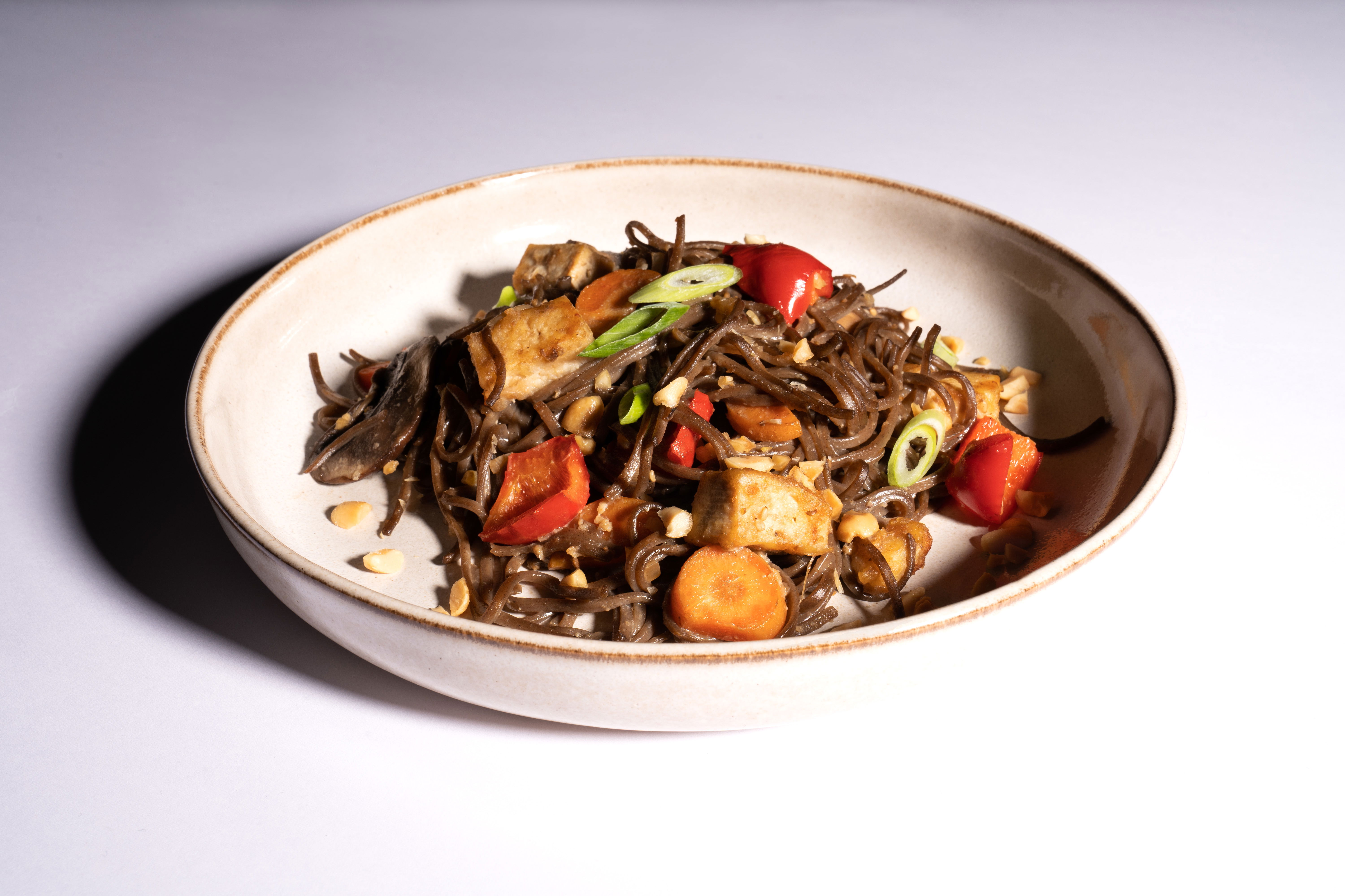 Gebratene Soba Nudeln mit Sesamtofu | Rezept | REISHUNGER