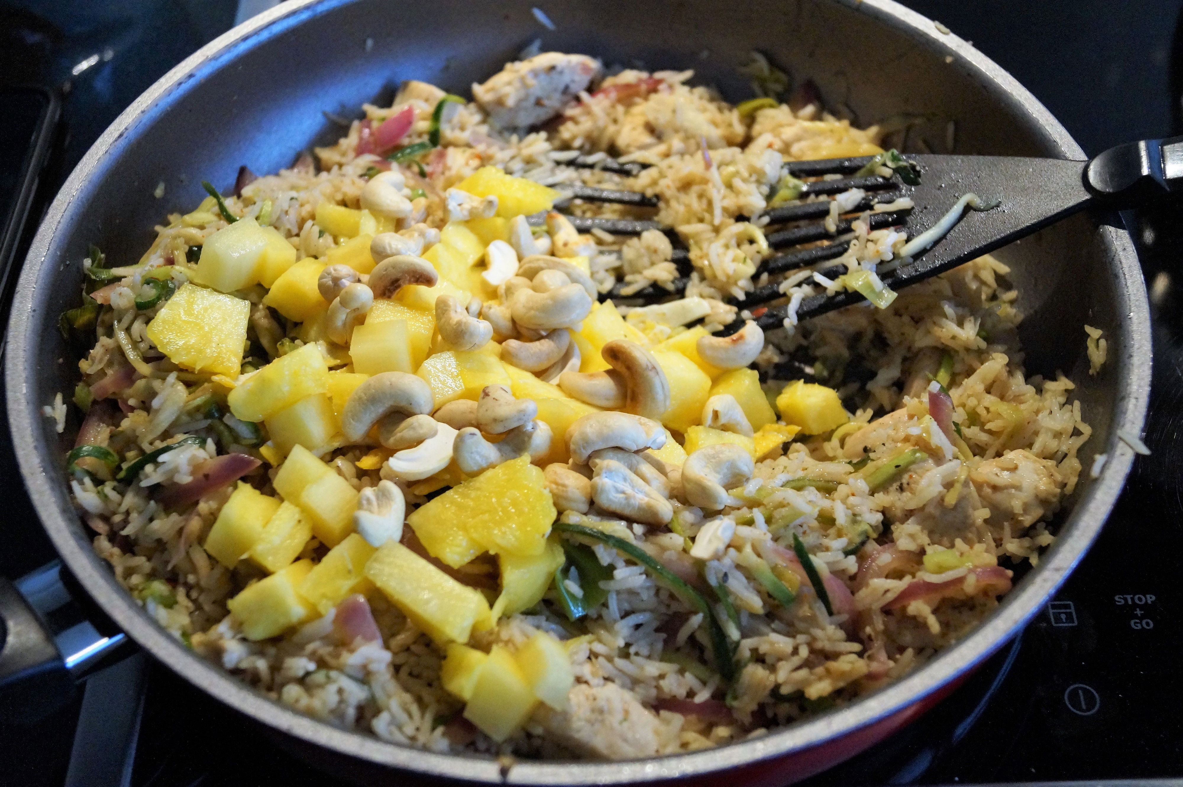Gebratener Reis mit Hähnchen, Ananas und Ei
