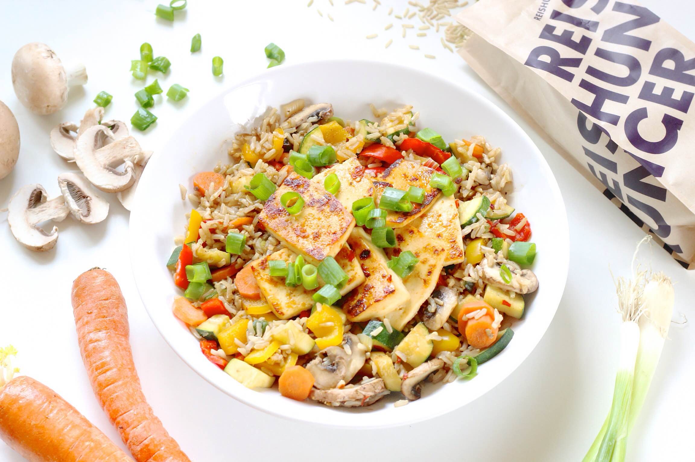 Indonesische Satay-Spieße mit einfachem Salat Indonesische Satay-Spieße mit einfachem Salat