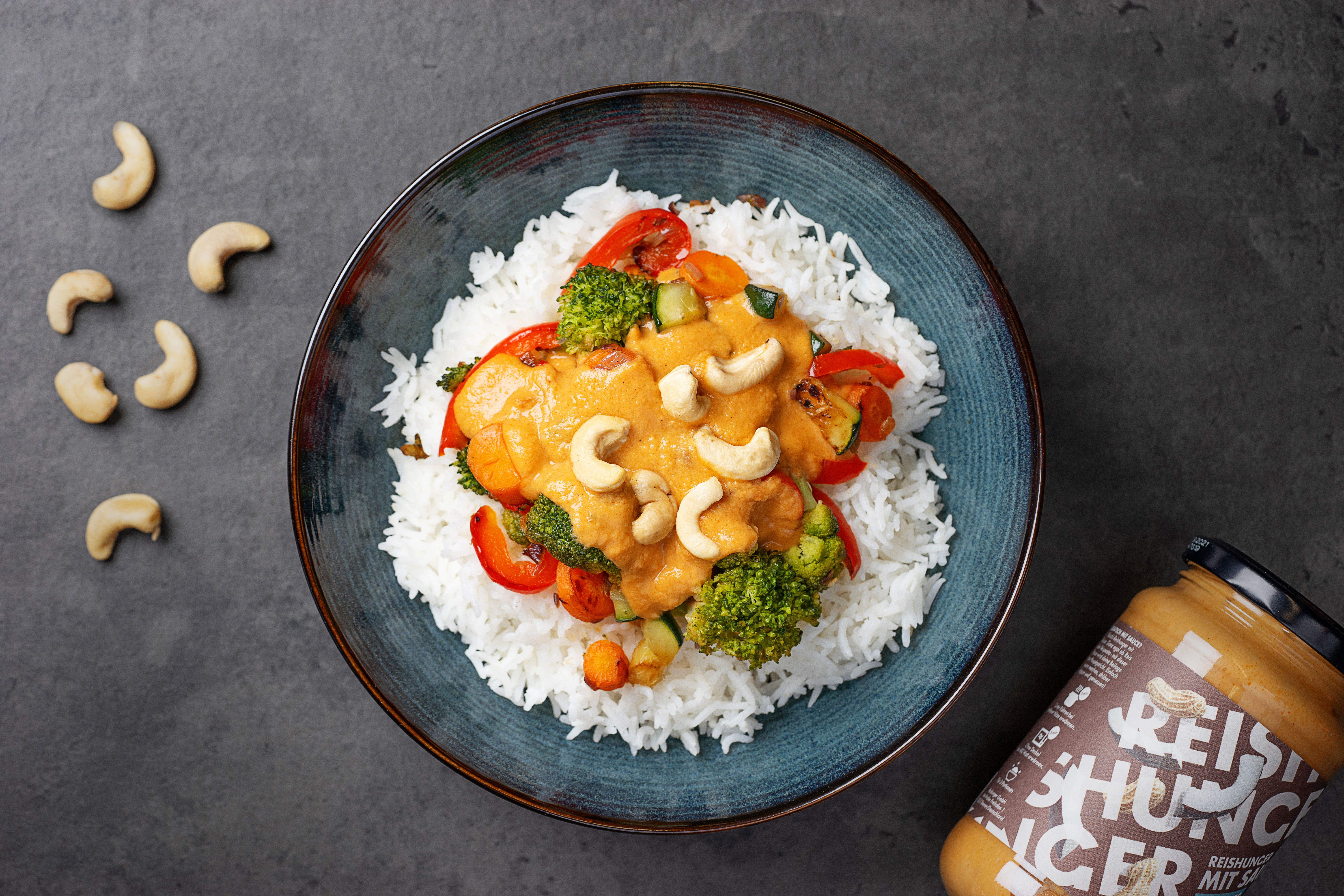 Gemüse mit Erdnuss Sauce und Basmati Reis | REISHUNGER Gemüse mit Erdnuss Sauce und Basmati Reis | REISHUNGER