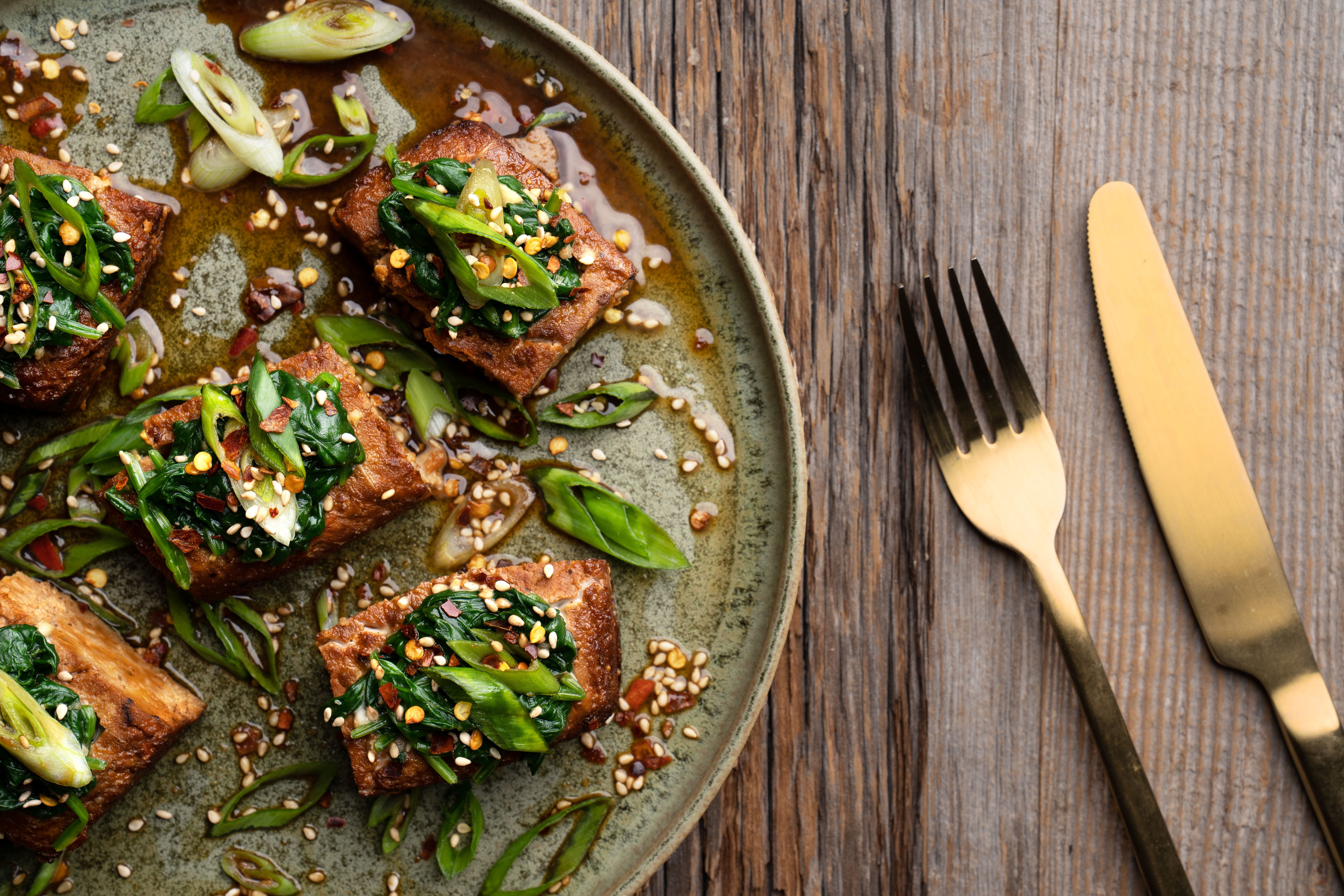 Gedämpfter Tofu mit Spinat Salat | Rezept | REISHUNGER