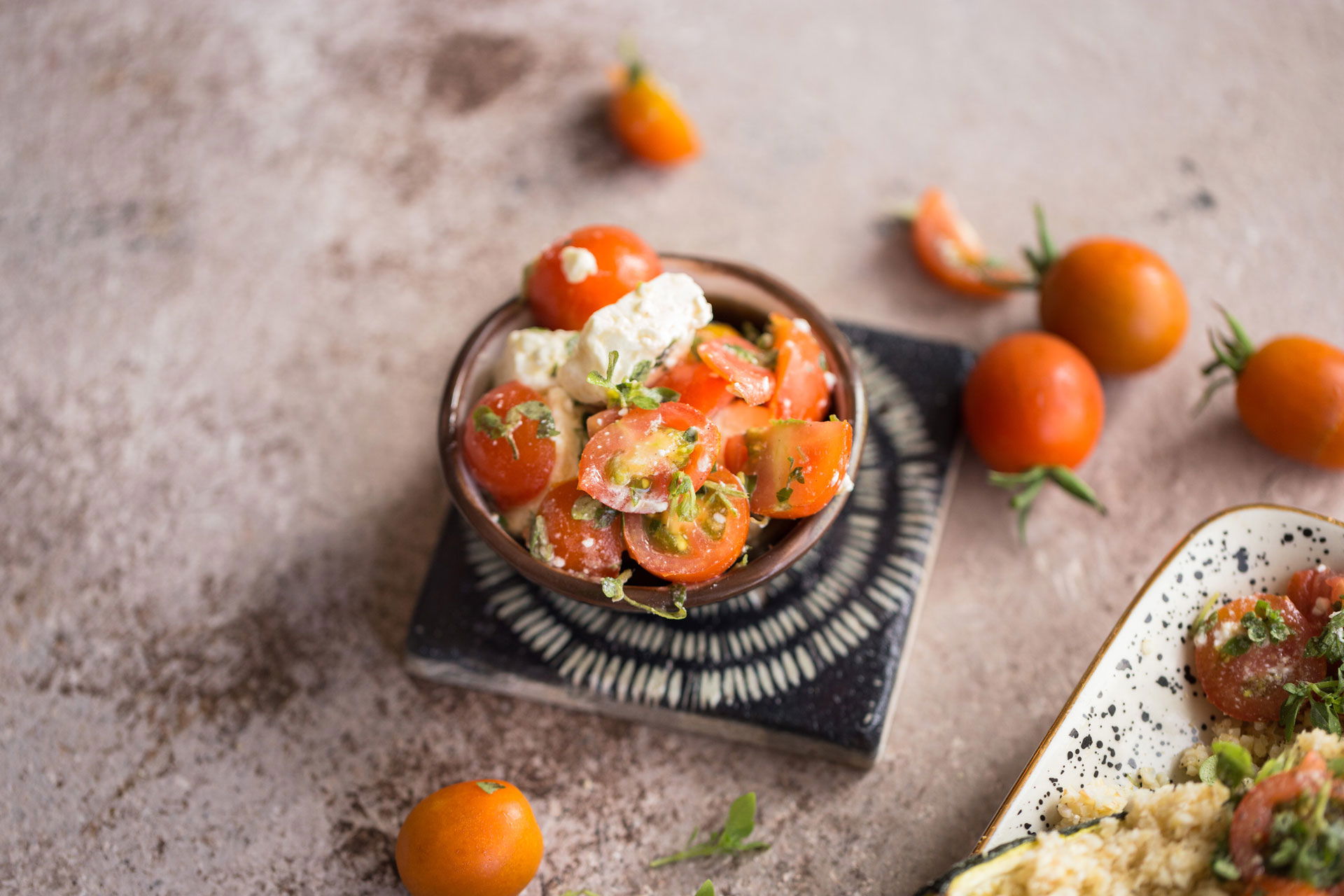 Gegrillte Zucchini mit Tomaten-Feta Bulgur Salat