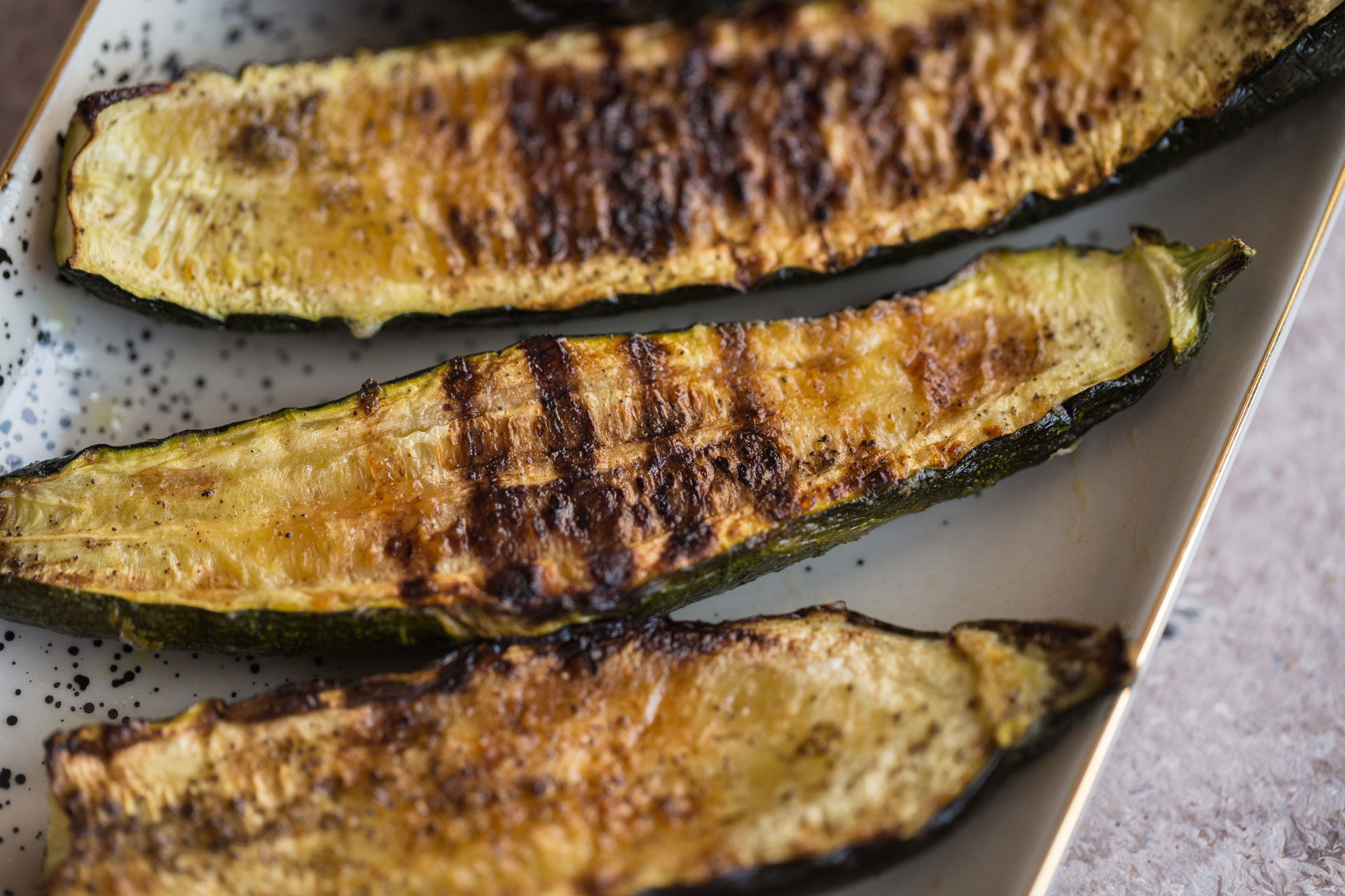 Gegrillte Zucchini mit Tomaten-Feta Bulgur Salat