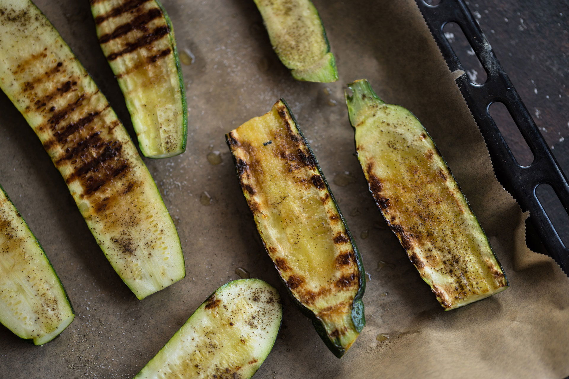 Gegrillte Zucchini mit Tomaten-Feta Bulgur Salat