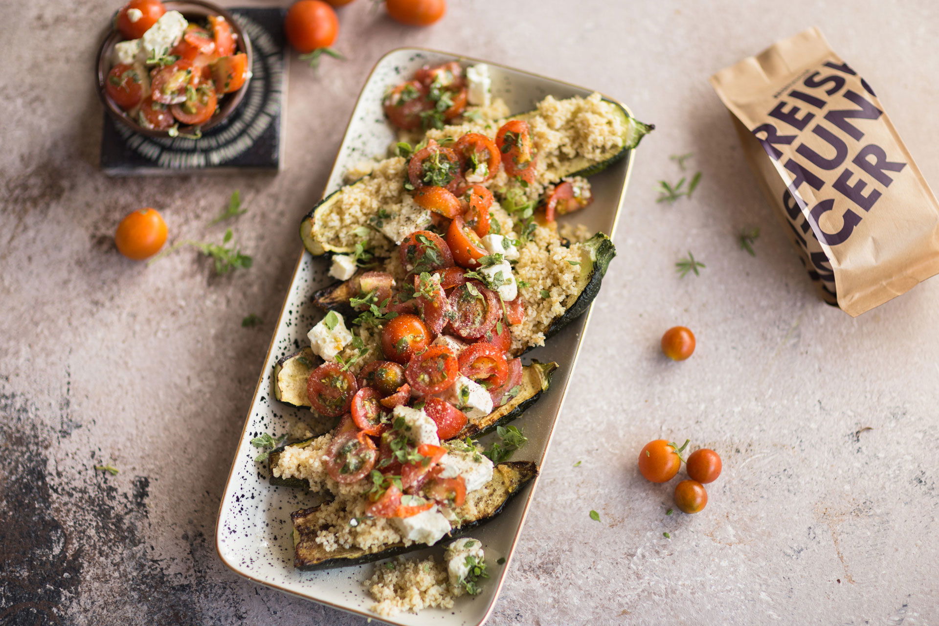 Gegrillte Zucchini mit Tomaten-Feta Bulgur Salat
