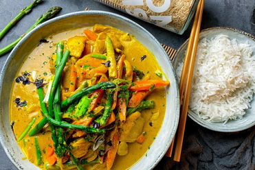 Gelbes Curry mit Hähnchen und Spargel