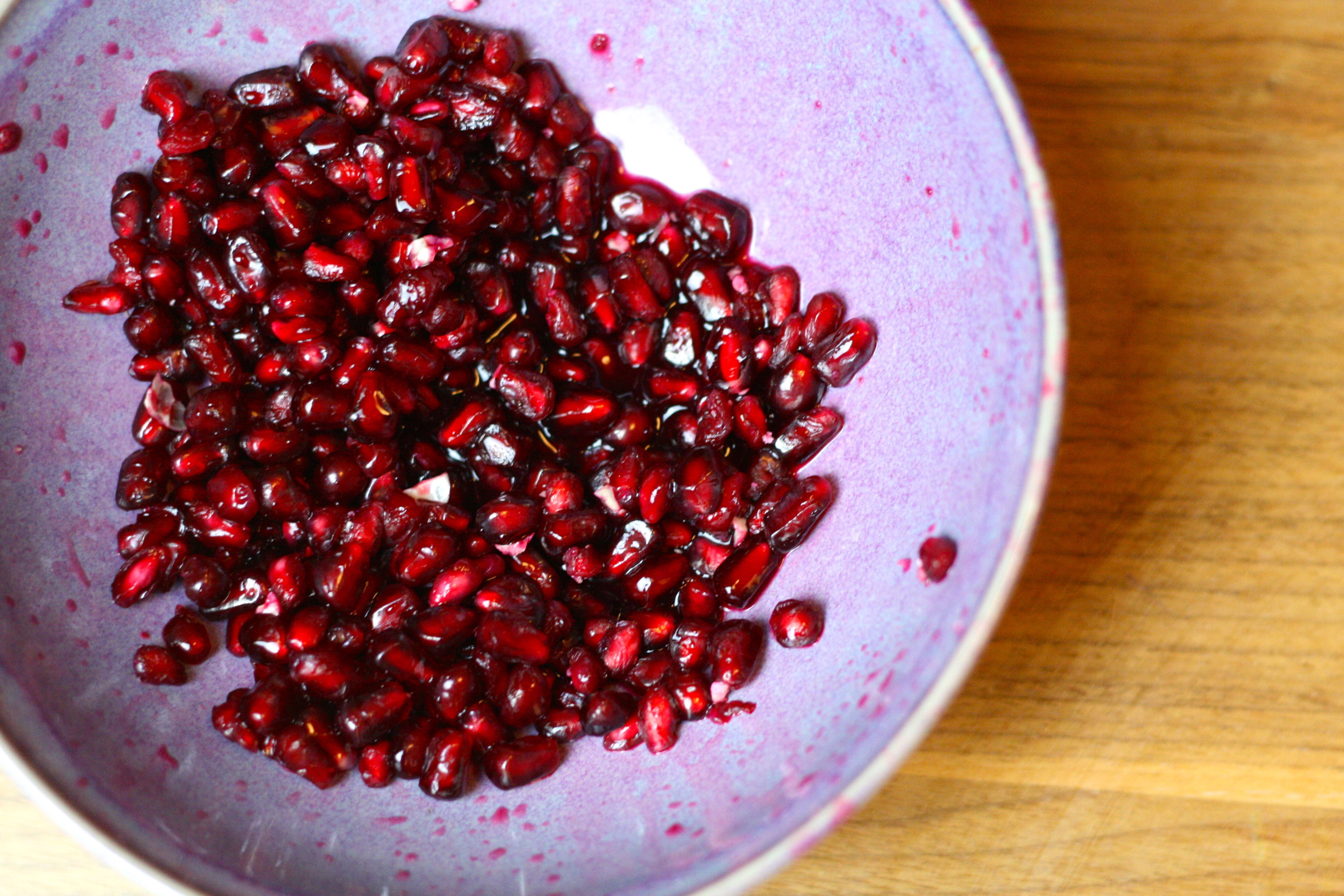 Geröstete Auberginen mit Granatapfel auf Bulgur Geröstete Auberginen mit Granatapfel auf Bulgur