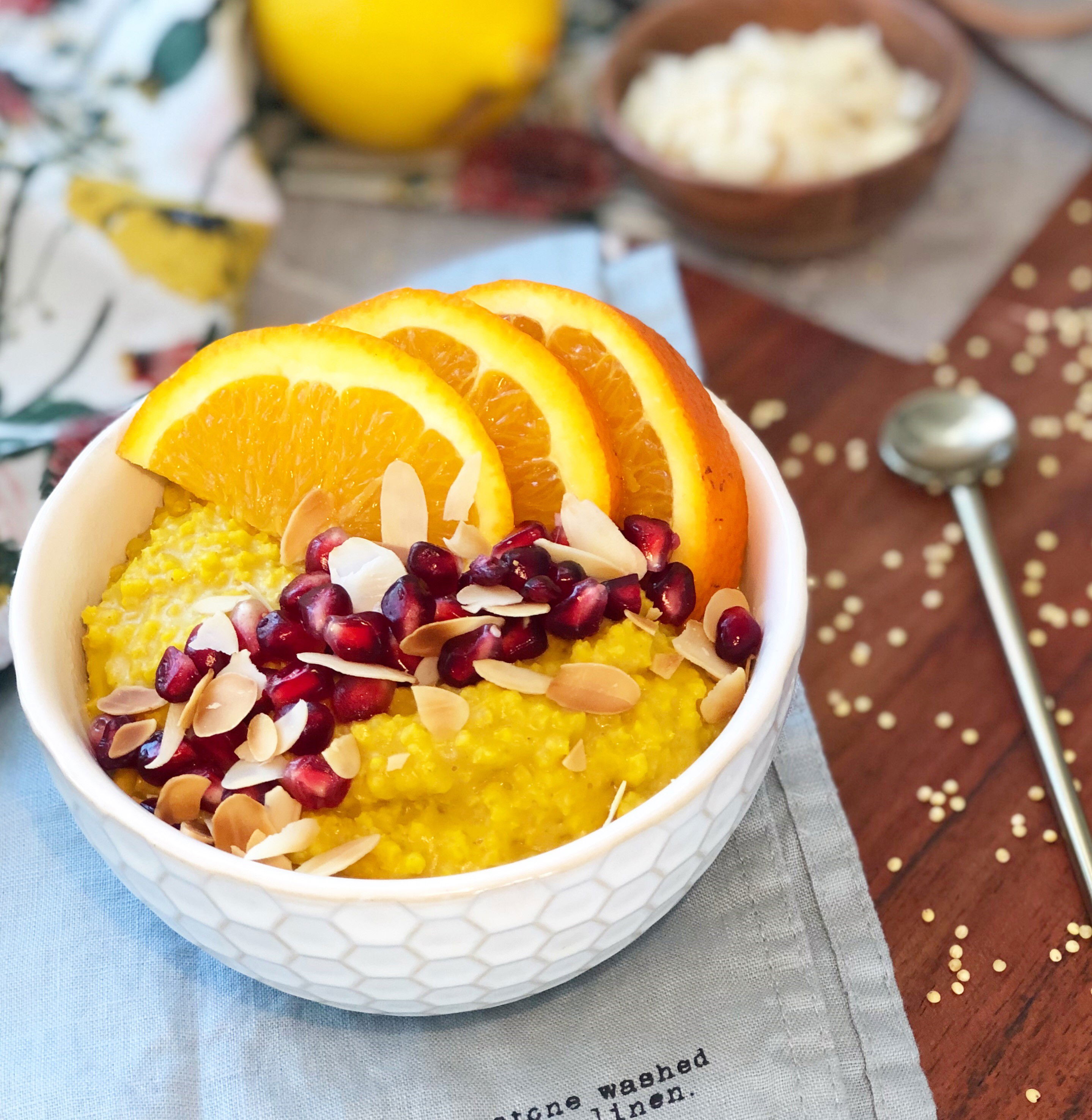 Goldene Hirse mit Orange und Granatapfel Goldene Hirse mit Orange und Granatapfel