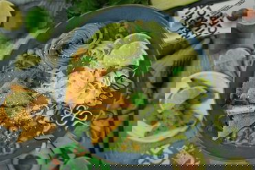 Grünes Thai Curry mit Reisnudeln und panierten Tofu-Ecken