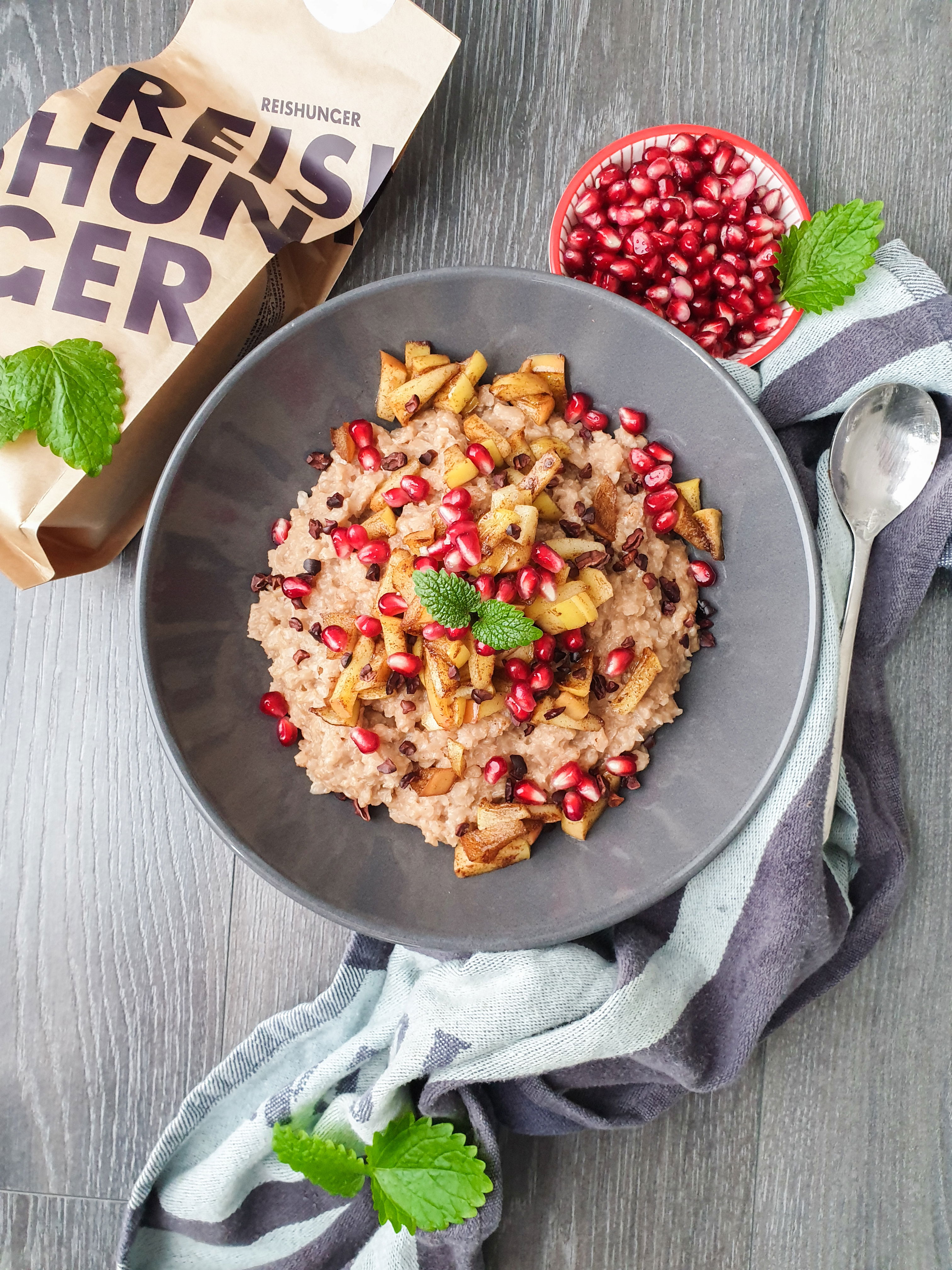 Haselnuss-Milchreis mit Zimtäpfeln und Granatapfel Haselnuss-Milchreis mit Zimtäpfeln und Granatapfel