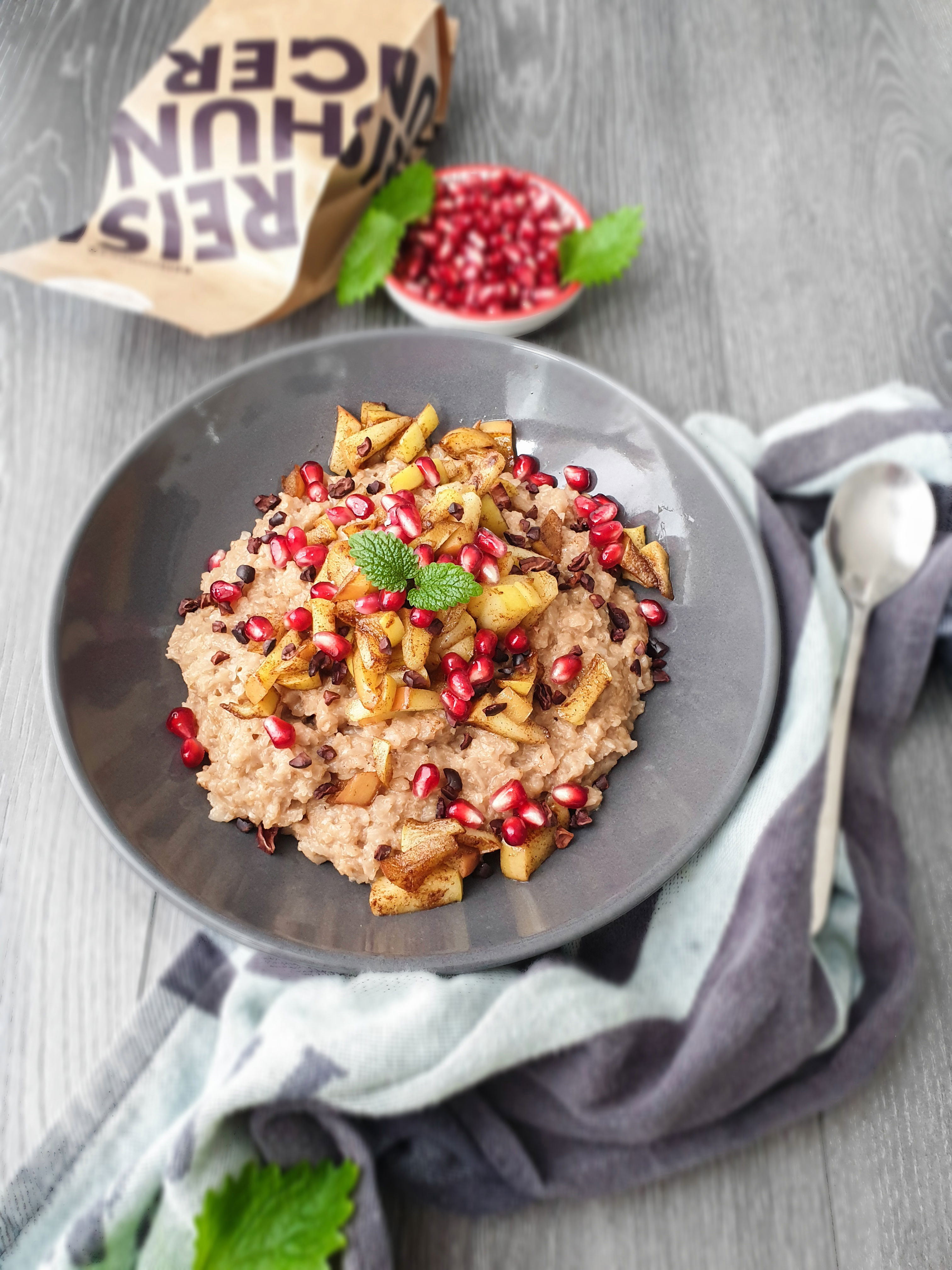 Haselnuss-Milchreis mit Zimtäpfeln und Granatapfel Haselnuss-Milchreis mit Zimtäpfeln und Granatapfel