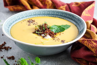 Kürbissuppe mit Quinoa Crisp