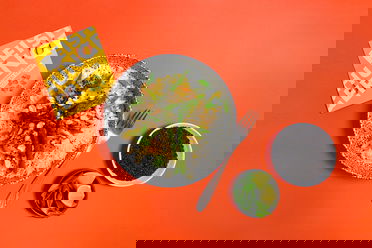 Veganes, gelbes Curry mit grünem Spargel