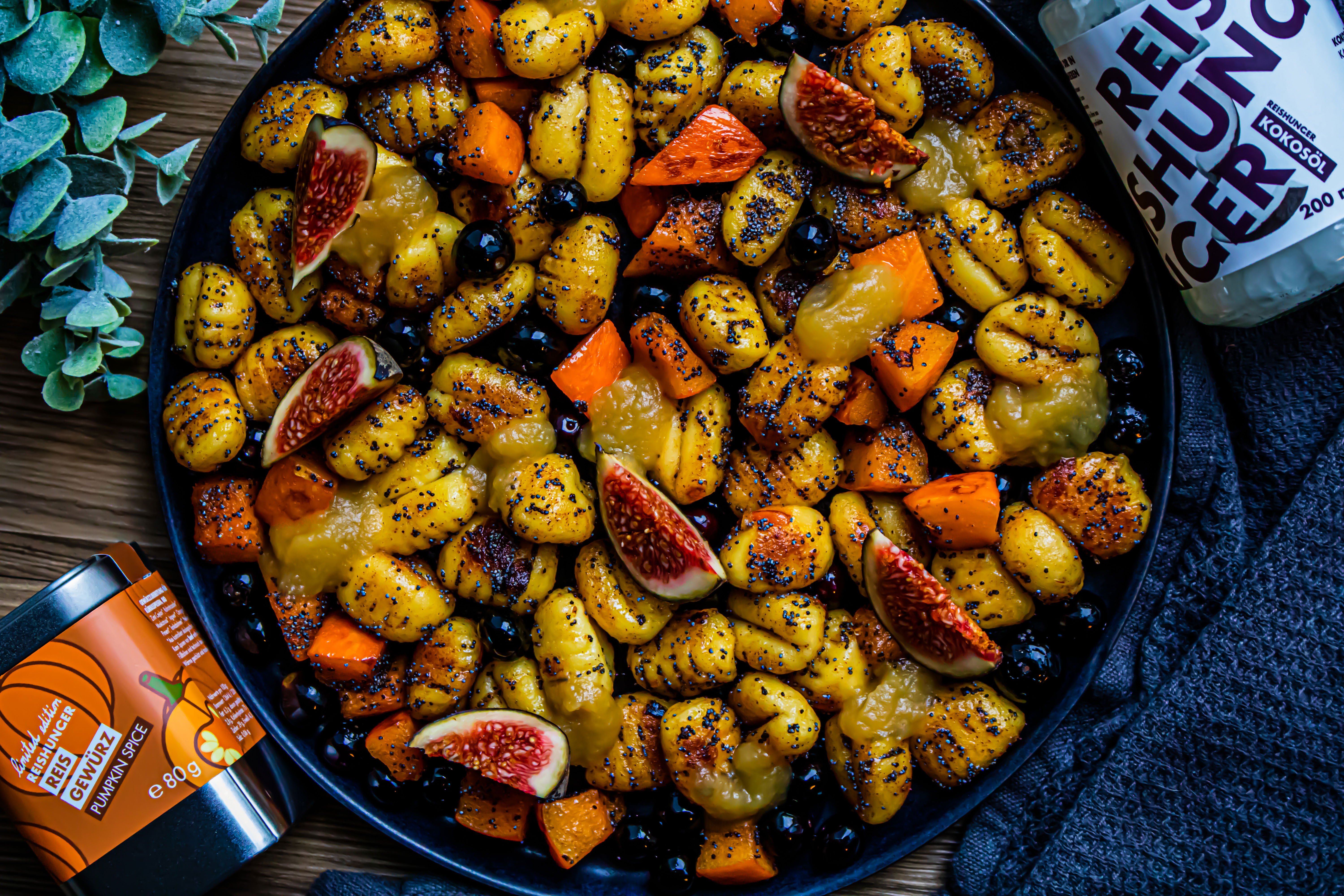 Karamellisierte Mohn Gnocchi mit Kürbis, Heidelbeeren &amp; Feigen