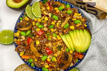 Bunter Reissalat mit knusprigen Champignons und gerösteten Nüssen