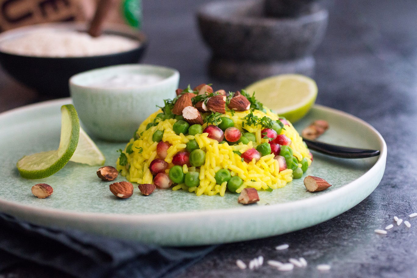 Orientalisches Reisgericht mit Safran und Granatapfel