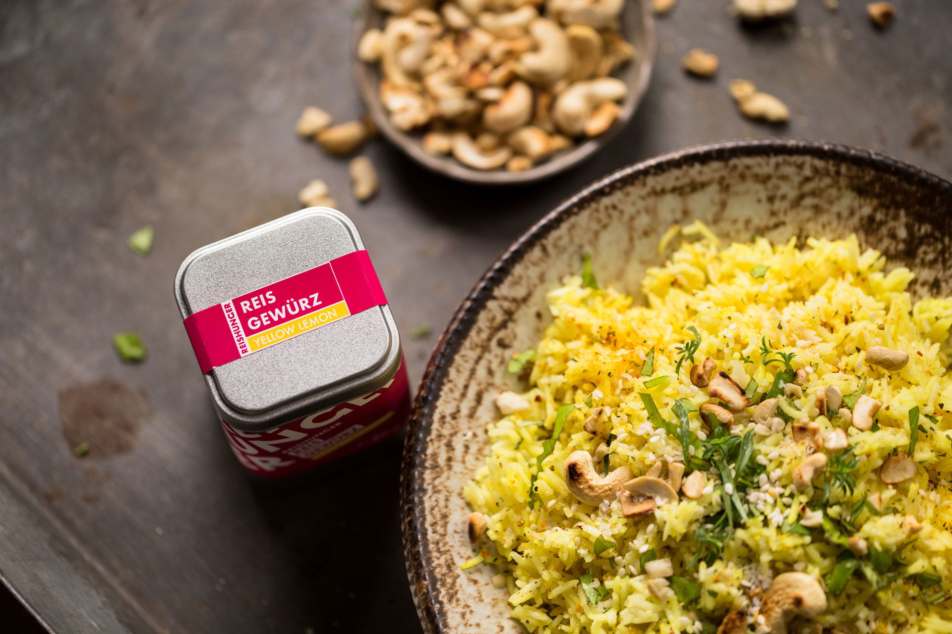Ayurvedischer Yellow Lemon Reis mit gerösteten Cashewkernen