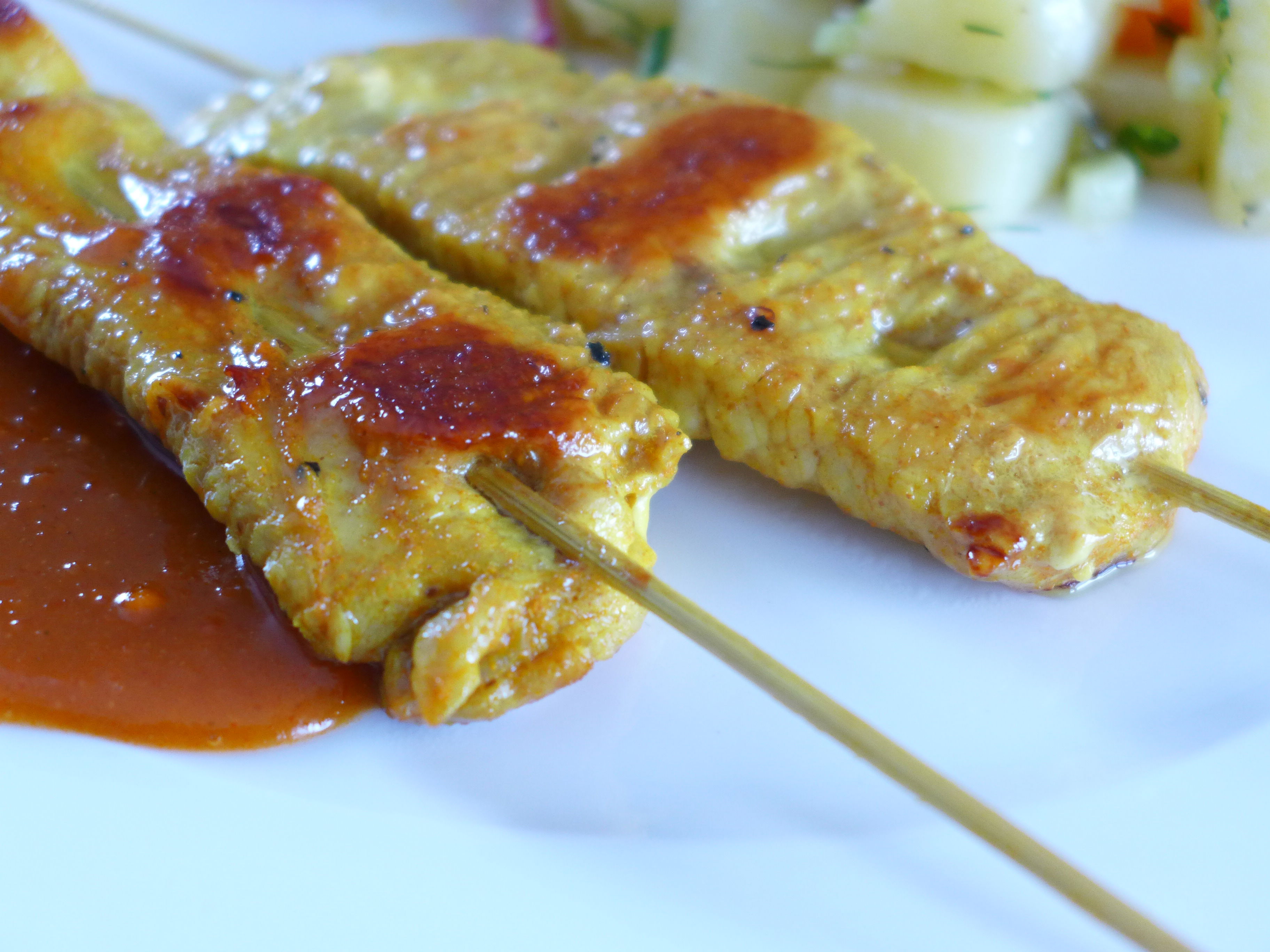 Indonesische Satay-Spieße mit einfachem Salat