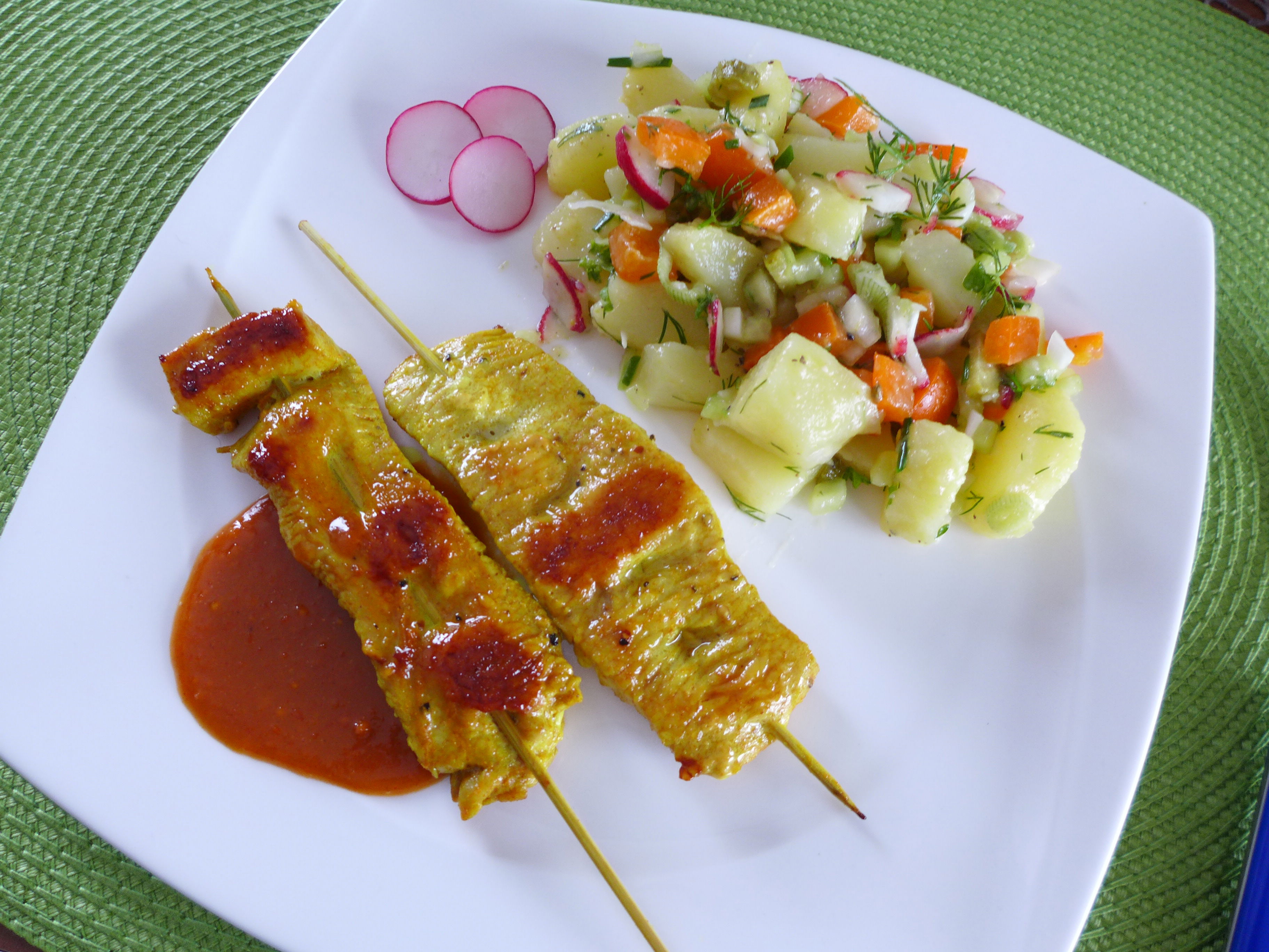 Indonesische Satay-Spieße mit einfachem Salat Indonesische Satay-Spieße mit einfachem Salat