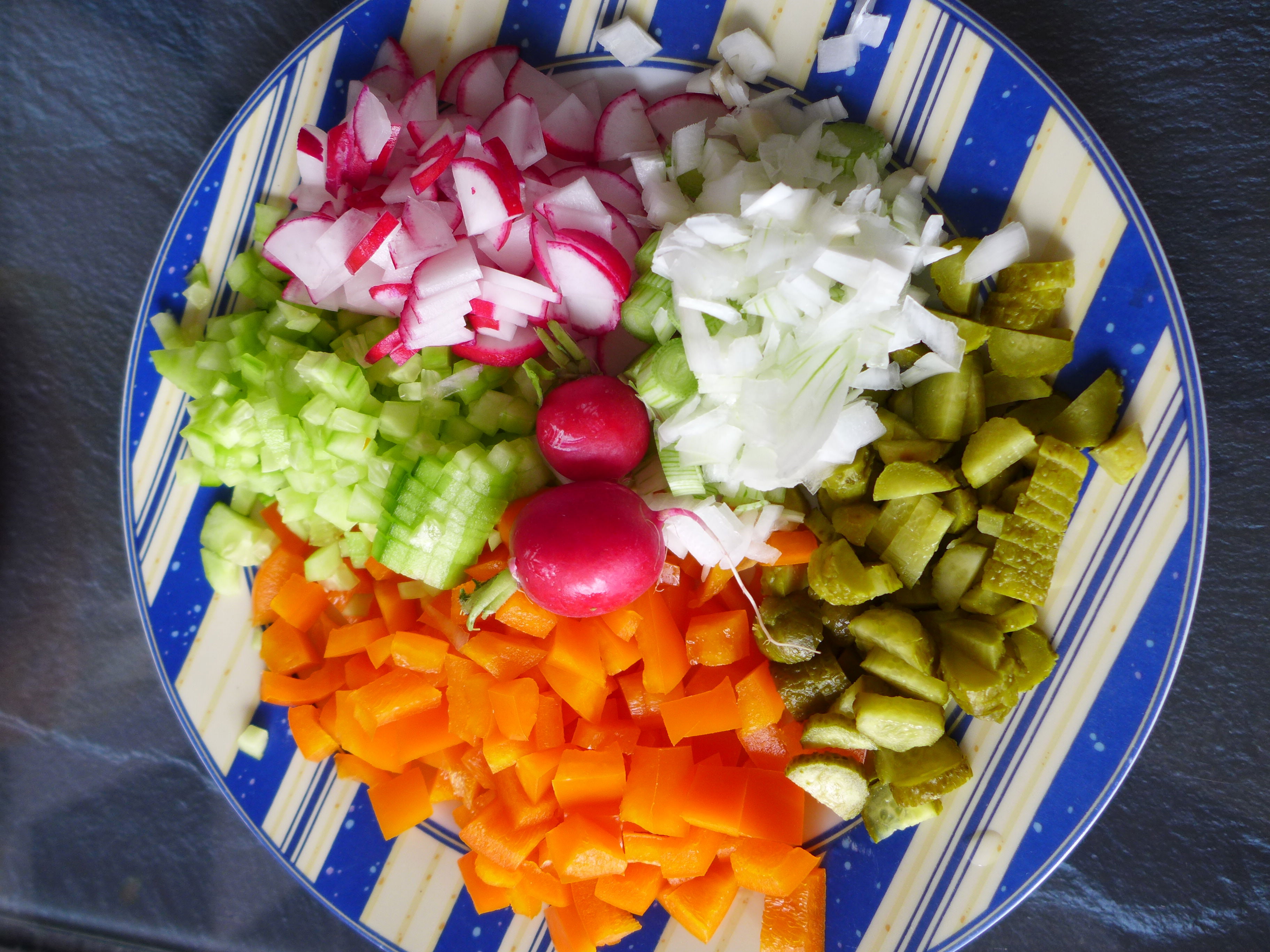 Indonesische Satay-Spieße mit einfachem Salat