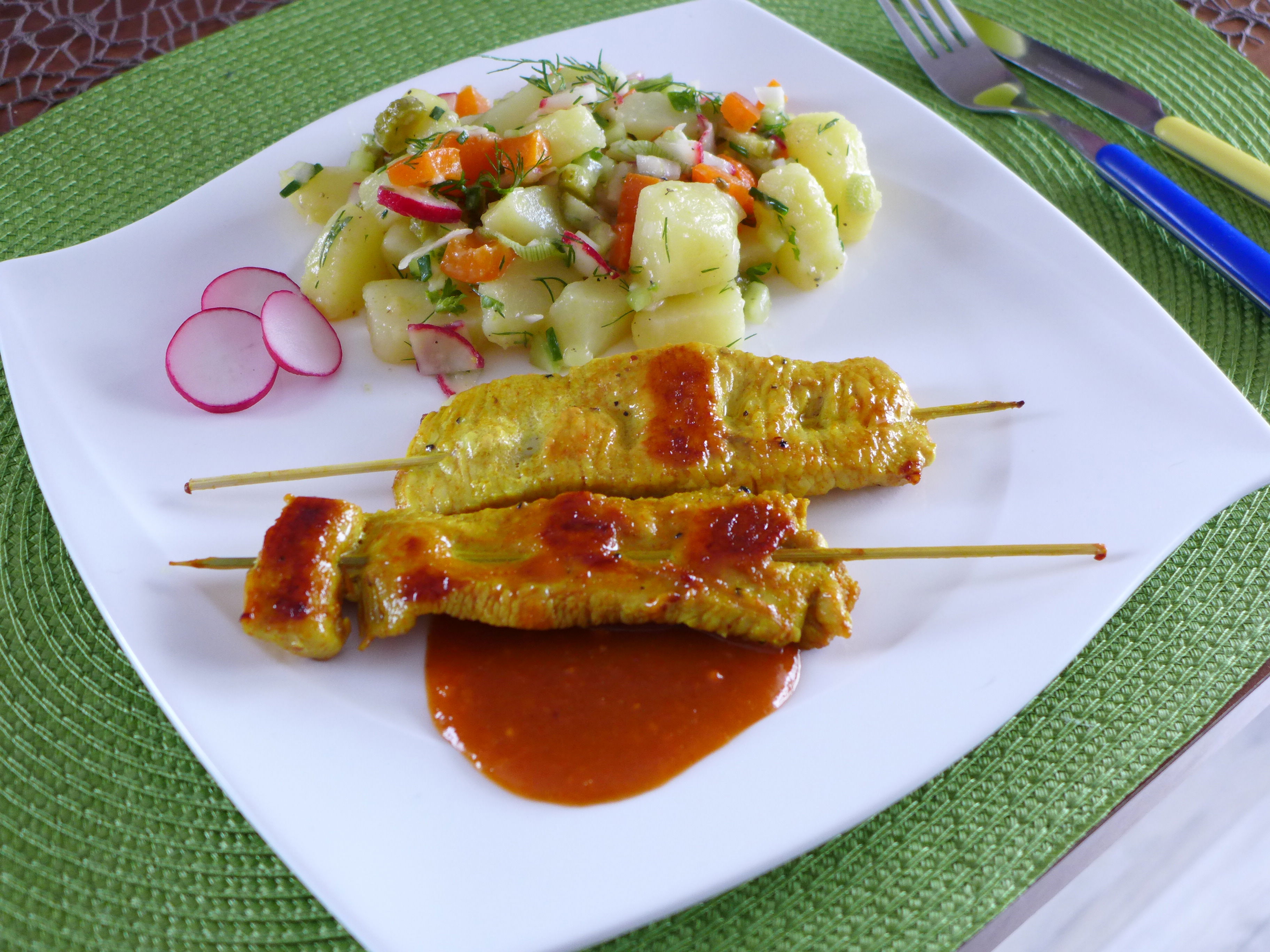 Indonesische Satay-Spieße mit einfachem Salat