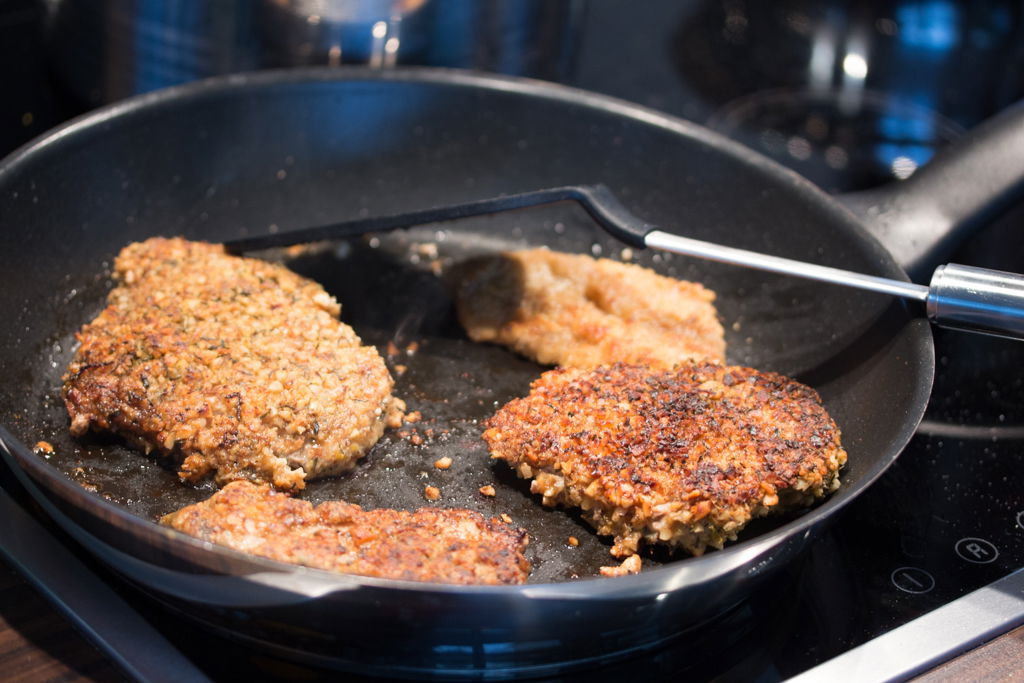 Kalbsschnitzel in Nuss-Kräuter-Kruste mit rotem Reis