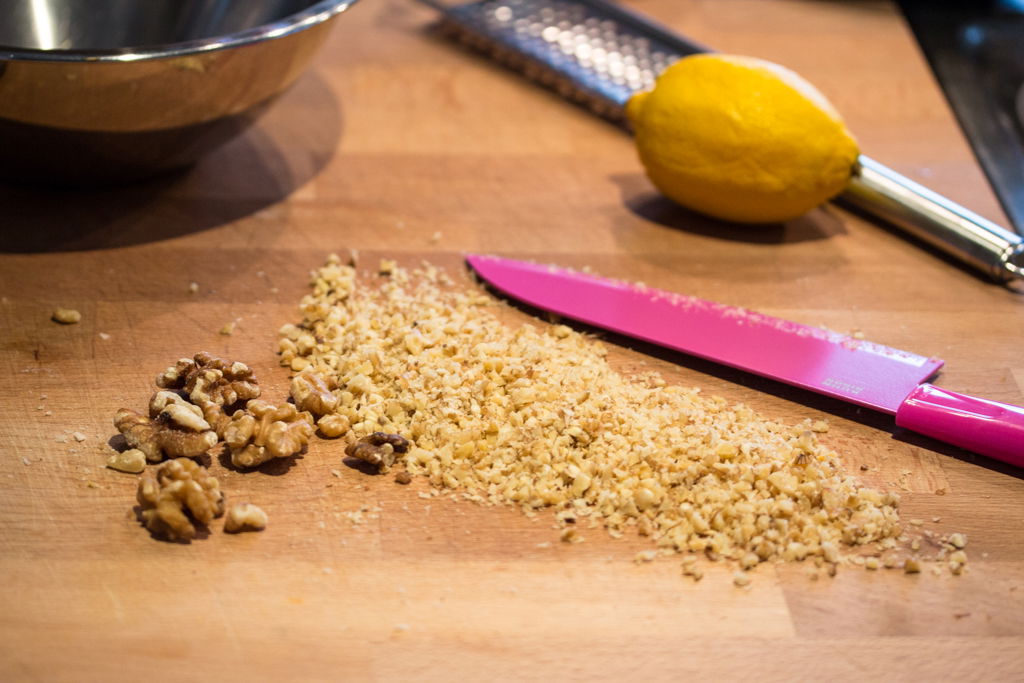 Kalbsschnitzel in Nuss-Kräuter-Kruste mit rotem Reis